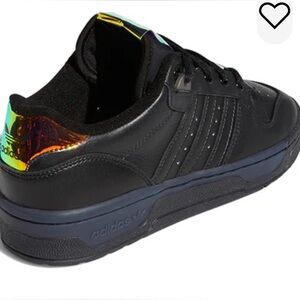 Women’s Rivalry Low (iridescent Originals symbol)